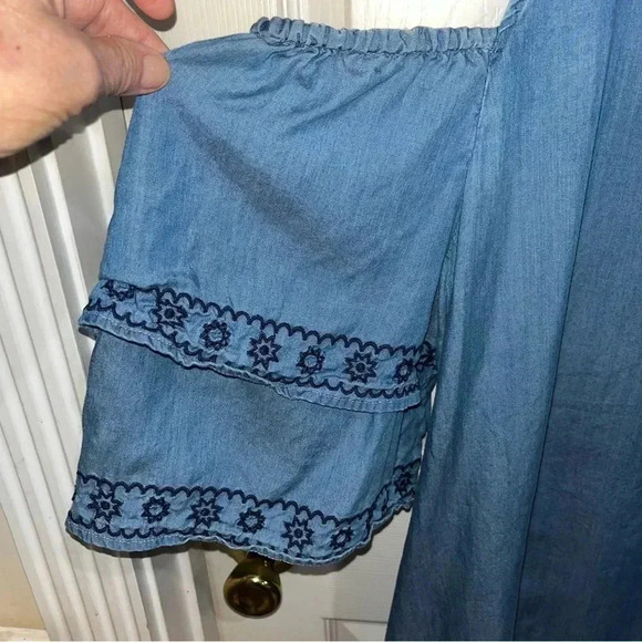 Crown and ivy sz lg jean dress with off the shoulder sleeves - Picture 2 of 4